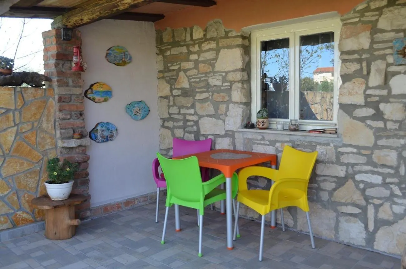 Apartments With A Parking Space Stinjan, Pula - 20693 Croatia